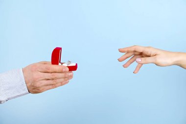 Nişan / evlilik / düğün önerisi sahne. Adamın pahalı altın platin elmas yüzük gelini için teslim yakın çekim.