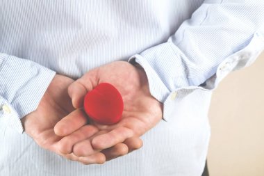 Nişan / evlilik / düğün önerisi sahne. Adamın pahalı altın platin elmas yüzük gelini için teslim yakın çekim.