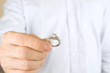 Nişan / evlilik / düğün önerisi sahne. Adamın pahalı altın platin elmas yüzük gelini için teslim yakın çekim.