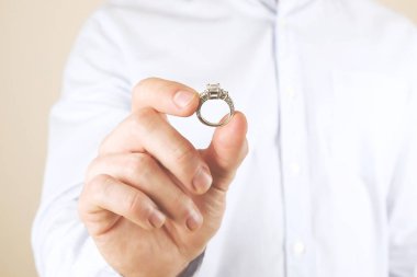 Nişan / evlilik / düğün önerisi sahne. Adamın pahalı altın platin elmas yüzük gelini için teslim yakın çekim.