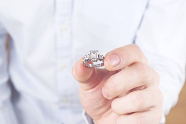 Nişan / evlilik / düğün önerisi sahne. Adamın pahalı altın platin elmas yüzük gelini için teslim yakın çekim.