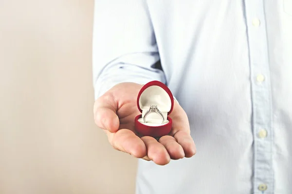 약혼 / 결혼 / 웨딩 제안 장면. 그의 신부에 게 비싼 골드 플래티넘 다이아몬드 반지를 건네주는 남자의 클로즈업. — 스톡 사진