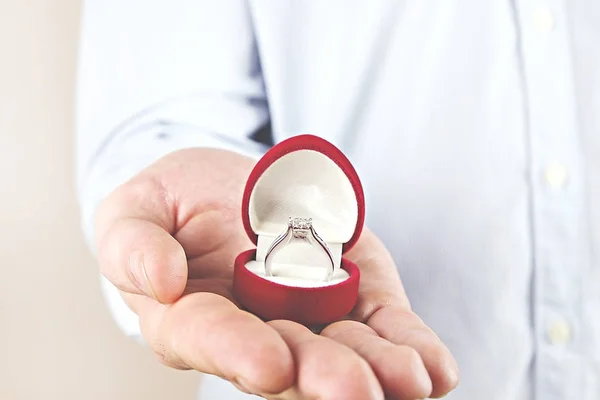 Compromiso / matrimonio / boda escena propuesta. Primer plano del hombre entregando el costoso anillo de diamantes de platino de oro a su novia . — Foto de Stock