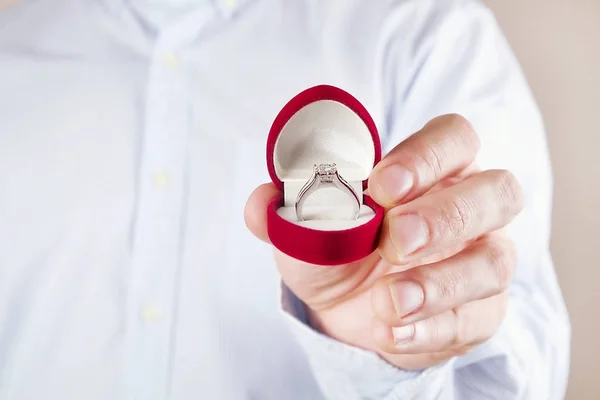 Betrokkenheid / huwelijk / bruiloft voorstel scène. Close-up van de mens de dure gold platinum diamond ring overhandigen aan zijn bruid. — Stockfoto