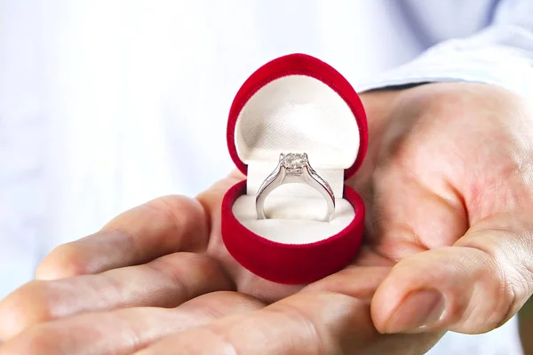 Elkötelezettség / házasság / esküvői javaslat jelenet. Az ember átadta a drága, arany, platina gyémánt gyűrű menyasszonya közelről. — Stock Fotó
