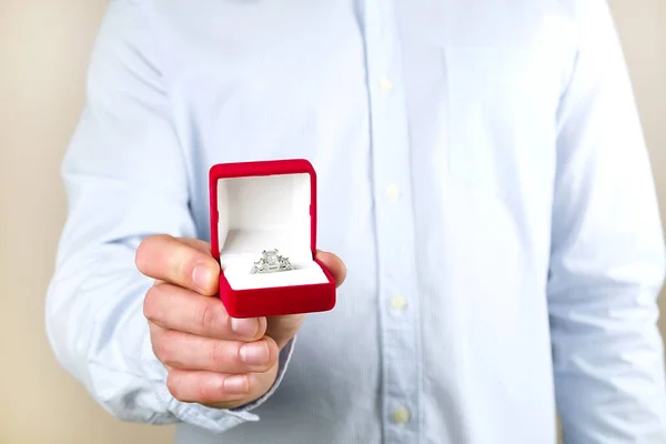 Noivado / casamento / casamento cena proposta. Close up de homem entregando o anel de ouro diamante de platina caro para sua noiva . — Fotografia de Stock