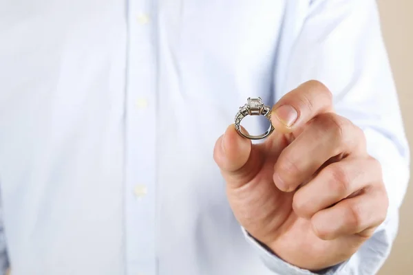 Compromiso / matrimonio / boda escena propuesta. Primer plano del hombre entregando el costoso anillo de diamantes de platino de oro a su novia . — Foto de Stock