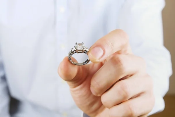 Compromiso / matrimonio / boda escena propuesta. Primer plano del hombre entregando el costoso anillo de diamantes de platino de oro a su novia . — Foto de Stock