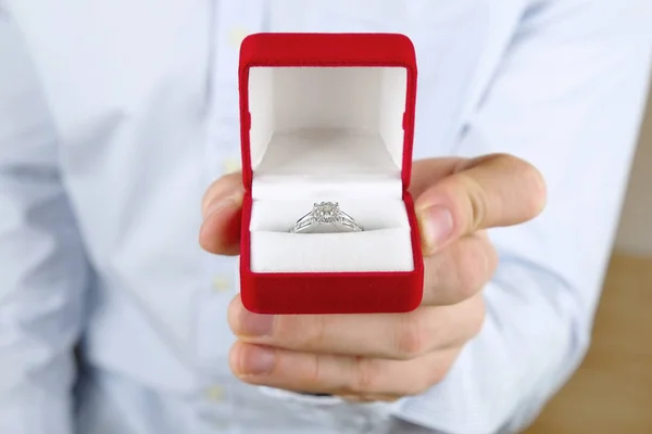 Förlovning / giftermål / bröllop förslag scen. Närbild på mannen lämna dyra guld platina diamantring till sin brud. — Stockfoto