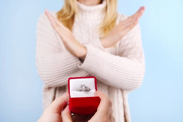 Nişan / evlilik / teklifi reddeden düğün / reddetme / sahne kabul edilmiyor. Adamın pahalı altın platin elmas yüzük gelini için teslim yakın çekim.