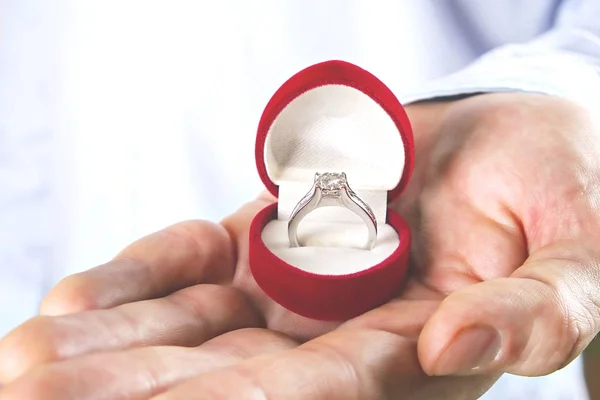 Verlobungs- / Heirats- / Heiratsantrag-Szene. Nahaufnahme eines Mannes, der seiner Braut den teuren goldenen Platin-Diamantring überreicht. — Stockfoto