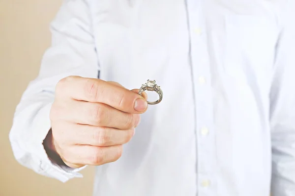 Noivado / casamento / casamento cena proposta. Close up de homem entregando o anel de ouro diamante de platina caro para sua noiva . — Fotografia de Stock