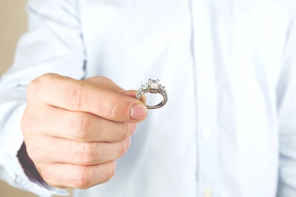 Noivado / casamento / casamento cena proposta. Close up de homem entregando o anel de ouro diamante de platina caro para sua noiva . — Fotografia de Stock