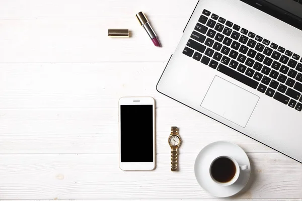 Blogger / hombre de negocios / mujer de negocios, es la mesa de espacio de oficina de madera blanca del especialista con computadora portátil, teléfono inteligente de pantalla en blanco, taza de café y suministros. Vista superior, espacio para copiar, plano, arriba, telón de fondo . — Foto de Stock