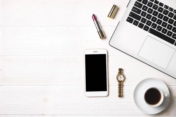 Blogger / hombre de negocios / mujer de negocios, es la mesa de espacio de oficina de madera blanca del especialista con computadora portátil, teléfono inteligente de pantalla en blanco, taza de café y suministros. Vista superior, espacio para copiar, plano, arriba, telón de fondo . — Foto de Stock