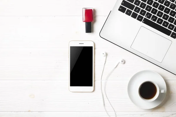 Blogger / hombre de negocios / mujer de negocios, es la mesa de espacio de oficina de madera blanca del especialista con computadora portátil, teléfono inteligente de pantalla en blanco, taza de café y suministros. Vista superior, espacio para copiar, plano, arriba, telón de fondo . — Foto de Stock