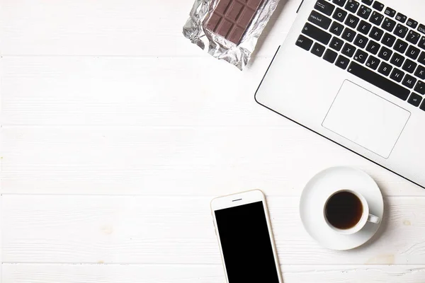 Blogger / hombre de negocios / mujer de negocios, es la mesa de espacio de oficina de madera blanca del especialista con computadora portátil, teléfono inteligente de pantalla en blanco, taza de café y suministros. Vista superior, espacio para copiar, plano, arriba, telón de fondo . — Foto de Stock