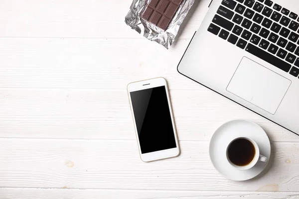 Blogger / hombre de negocios / mujer de negocios, es la mesa de espacio de oficina de madera blanca del especialista con computadora portátil, teléfono inteligente de pantalla en blanco, taza de café y suministros. Vista superior, espacio para copiar, plano, arriba, telón de fondo . — Foto de Stock