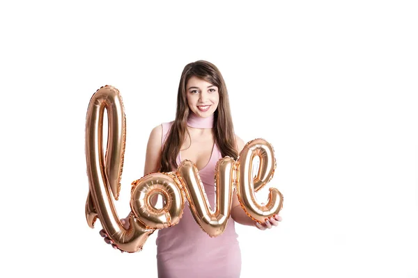 Mooie duizendjarige vrouwelijke fashion model in stijlvolle kleding poseren voor 14 februari valentines dag fotoshoot. 90 's kid, jonge vrouw die lacht, lachen, air kus, brief ballonnen te houden. Kopiëren van ruimte. — Stockfoto