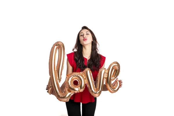 Mooie duizendjarige vrouwelijke fashion model in stijlvolle kleding poseren voor 14 februari valentines dag fotoshoot. 90 's kid, jonge vrouw die lacht, lachen, air kus, brief ballonnen te houden. Kopiëren van ruimte. — Stockfoto