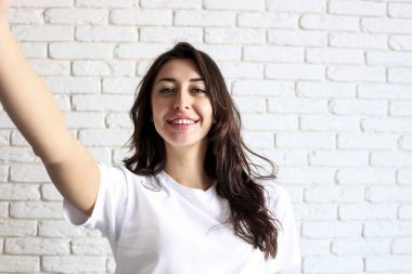 Selfie, yapma çarpıcı güzel kız closeup kapalı portresi kap mavi ve baskılı elbise, sportif moda stil, komik olumlu duygular, uzun saç ve parlak makyaj, kentsel hippi tarzı, flash.