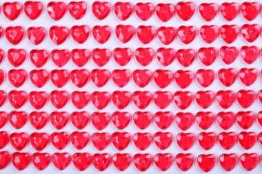 Üst üste beyaz zemin üzerine kırmızı pembe kalp şeker koydu. Sevgililer günü tebrik kartı hediyesi.