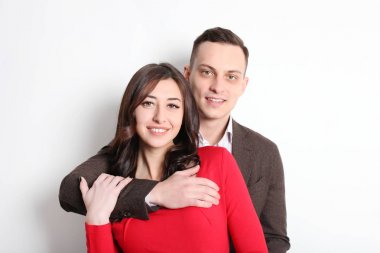 Mutlu Sevgililer günü fotoğraf çekimi. Çift aşk geniş, gülümseyen içinde sevgi, gösterilen iş rahat tarzı sofistike. 14 Şubat, beyaz arka plan, uzay, önden görünüm portre kopyalama.