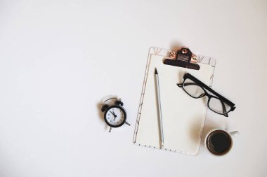 Kızım okul kümesi düz kalem kalem, defter sayfaları listelemek için onay kutusunu boş boş sağlar. Yazarın çalışma alanı, öğretmenin masa üstü, yenilikçi, girly, minimalist düz yatıyordu kompozisyon.