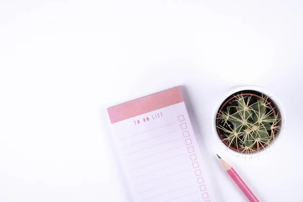 Conjunto de útiles escolares para niñas con lápiz simple, hojas de cuaderno en blanco para hacer lista, casilla de verificación vacía. Espacio de trabajo del escritor, mesa del profesor, hipster, femenino, composición plana minimalista laico . — Foto de Stock