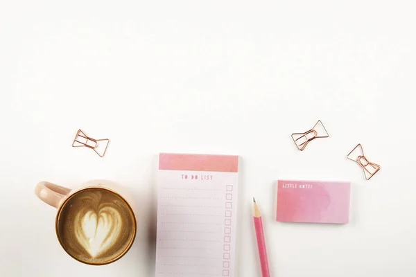 Conjunto de útiles escolares para niñas con lápiz simple, hojas de cuaderno en blanco para hacer lista, casilla de verificación vacía. Espacio de trabajo del escritor, mesa del profesor, hipster, femenino, composición plana minimalista laico . — Foto de Stock