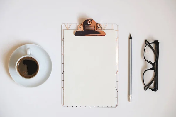 Kislány szett-iskolai ellátás sima ceruza tollal, üres lapok notebook lista, jelölőnégyzet üres. Munkaterület író, tanár asztali, csípő, csaj, minimalista lakás laikus összetétele. — Stock Fotó