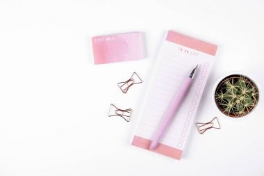 Kızım okul kümesi düz kalem kalem, defter sayfaları listelemek için onay kutusunu boş boş sağlar. Yazarın çalışma alanı, öğretmenin masa üstü, yenilikçi, girly, minimalist düz yatıyordu kompozisyon.