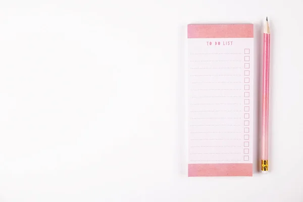 Conjunto de útiles escolares para niñas con lápiz simple, hojas de cuaderno en blanco para hacer lista, casilla de verificación vacía. Espacio de trabajo del escritor, mesa del profesor, hipster, femenino, composición plana minimalista laico . — Foto de Stock