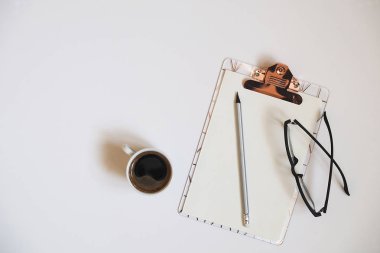 Kızım okul kümesi düz kalem kalem, defter sayfaları listelemek için onay kutusunu boş boş sağlar. Yazarın çalışma alanı, öğretmenin masa üstü, yenilikçi, girly, minimalist düz yatıyordu kompozisyon.