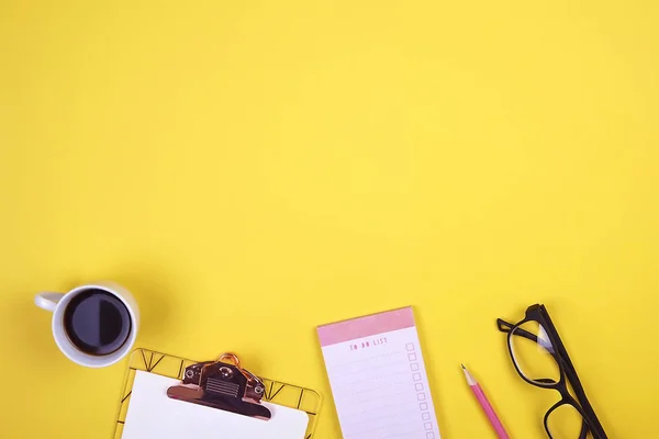 Conjunto de útiles escolares con lápiz simple, hojas de cuaderno en blanco para hacer lista, casilla de verificación vacía. atributos de espacio de trabajo del escritor, mesa del profesor, hipster, femenino, composición plana minimalista laico . — Foto de Stock