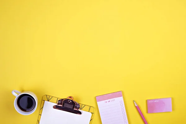 Conjunto de útiles escolares con lápiz simple, hojas de cuaderno en blanco para hacer lista, casilla de verificación vacía. atributos de espacio de trabajo del escritor, mesa del profesor, hipster, femenino, composición plana minimalista laico . — Foto de Stock