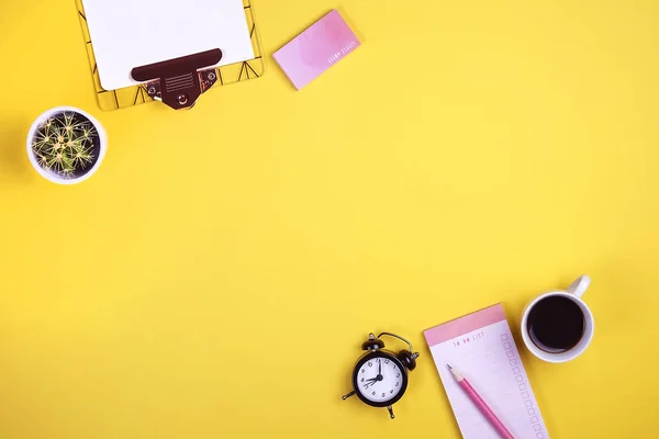 Conjunto de útiles escolares con lápiz simple, hojas de cuaderno en blanco para hacer lista, casilla de verificación vacía. atributos de espacio de trabajo del escritor, mesa del profesor, hipster, femenino, composición plana minimalista laico . — Foto de Stock