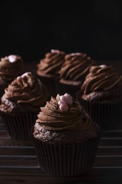 Lezzetli ev pişmiş doğum günü kek tatlı yaptı. Lezzetli ekmek yapım ürünleri şekil için kötü. Sağlıksız tatlılar. Tatil Noel, kadın anneler günü, mutlu Sevgililer, Şubat. Kız arkadaşım için hediye makyaj