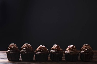 Lezzetli ev pişmiş doğum günü kek tatlı yaptı. Lezzetli ekmek yapım ürünleri şekil için kötü. Sağlıksız tatlılar. Tatil Noel, kadın anneler günü, mutlu Sevgililer, Şubat. Kız arkadaşım için hediye makyaj