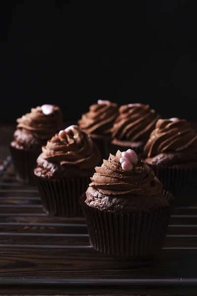 Välsmakande hemlagad bakad födelsedag muffins godis. Smaskiga bageriprodukter dåligt för figur. Ohälsosamt godis. Holiday jul, womens mödrar dag, happy valentine, februari. Göra upp present till flickvän — Stockfoto