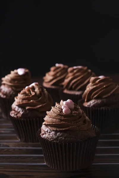 Sabroso casero hecho al horno magdalenas de cumpleaños dulces. Deliciosos productos de panadería malo para la figura. Dulces malsanos. Navidad navideña, día de las madres, feliz día de San Valentín, febrero. Componen el regalo para la amiga — Foto de Stock