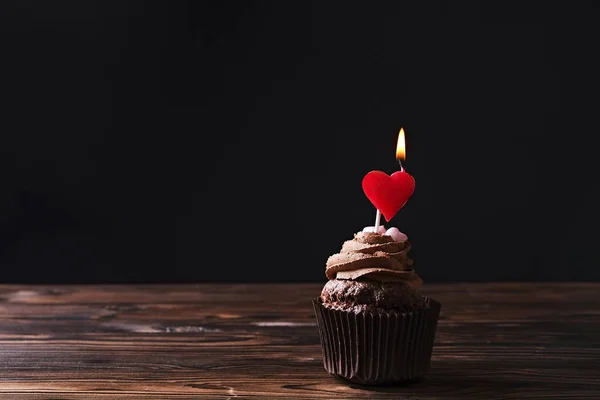 Välsmakande hemlagad bakad födelsedag muffins godis. Smaskiga bageriprodukter dåligt för figur. Ohälsosamt godis. Holiday jul, womens mödrar dag, happy valentine, februari. Göra upp present till flickvän — Stockfoto