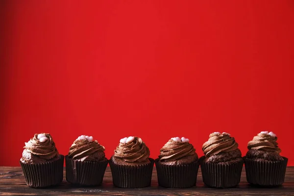 Leckere selbst gebackene Geburtstagsmuffins. Leckere Backwaren schlecht für die Figur. ungesunde Süßigkeiten. Weihnachten, Frauentag, fröhlicher Valentinstag, Februar. Schminke Geschenk für Freundin — Stockfoto