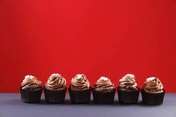 Doce feito em casa saboroso bolos de aniversário cozidos. Deliciosos produtos de padaria ruim para figura. Doces insalubres. Natal de férias, dia de mães de mulheres, dia dos namorados feliz, fevereiro. Maquiagem presente para namorada — Fotografia de Stock