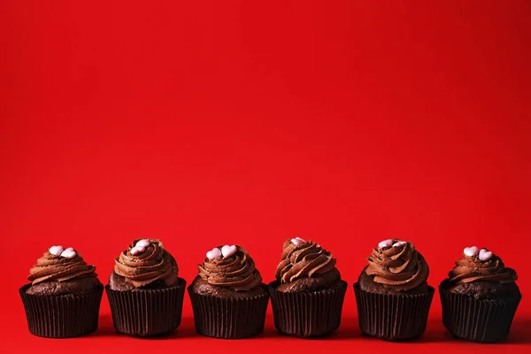 Doce feito em casa saboroso bolos de aniversário cozidos. Deliciosos produtos de padaria ruim para figura. Doces insalubres. Natal de férias, dia de mães de mulheres, dia dos namorados feliz, fevereiro. Maquiagem presente para namorada — Fotografia de Stock