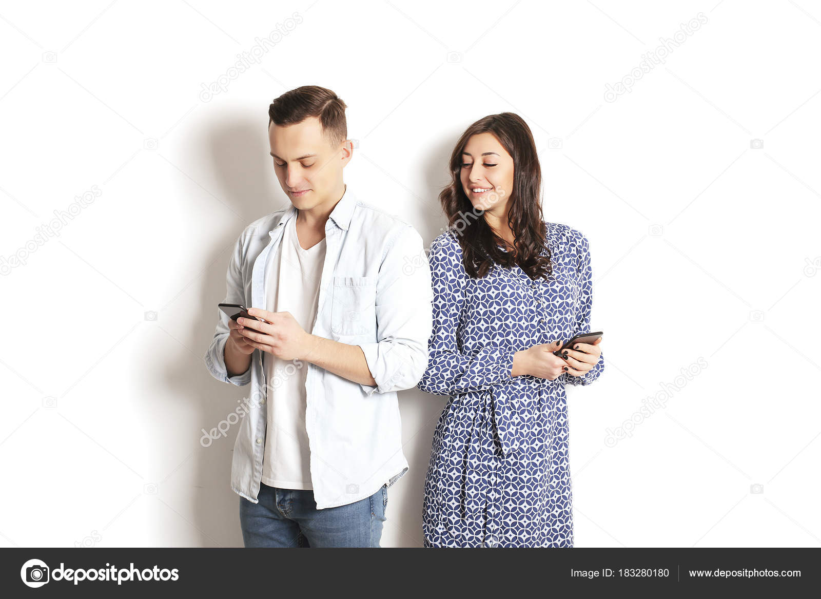 Esposa Ciumenta Espiar O Celular Do Marido Enquanto Ele Está A Ler