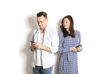 Kıskanç eş bir iletiyi okurken koca cep telefonu casusluk. Teknoloji ve ilişki kavramı. Modern romantizm sorunları. Erkek ve kadın online dating app. Swiping, tarama, sörf
