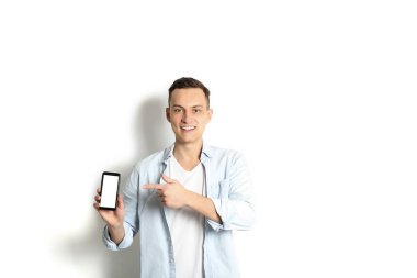 Erkek işadamı cep telefonu mutlu gülümseme kamera, beyaz arka plan izole dokunmatik ekranda bakarak görüntüleme