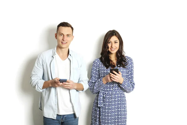 Young couple checking mobile phone, reading a message. Technology & relationship concept. Modern romance troubles. Male & female online dating app. Touch screen, chatting, swiping, browsing, surfing. — Stock Photo, Image