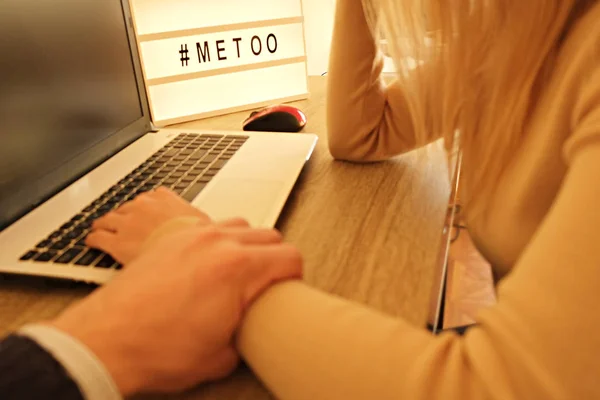 Cinsiyetçi işadamı kadın işyerinde, taciz Resepsiyon. Şiddetli erkek kapmak kadın ortak çalışan ellemek. Ofis dizüstü bilgisayar. Cinsiyetçilik, feminizm güçlendirici, mt m2 kavramı. Kahredici sahne.